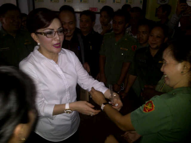 Sidak, Tetty Bagi-Bagi Hadiah